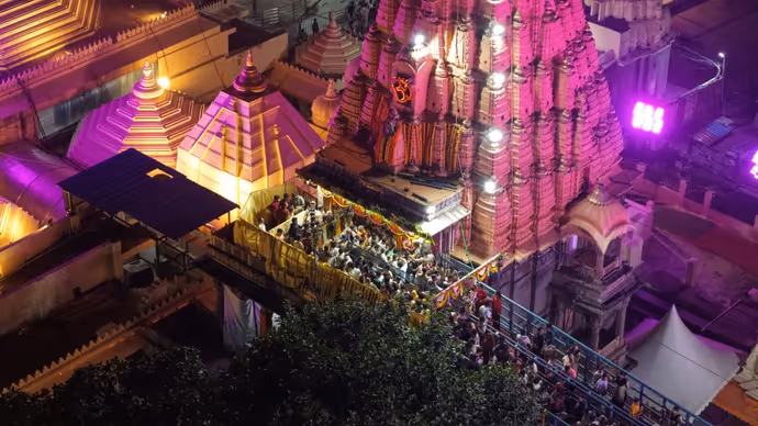 Nagchandreshwar Temple: सिर्फ नागपंचमी पर खुलता है उज्जैन का नागचंद्रेश्वर मंदिर, 10 तस्वीरों में करें दर्शन