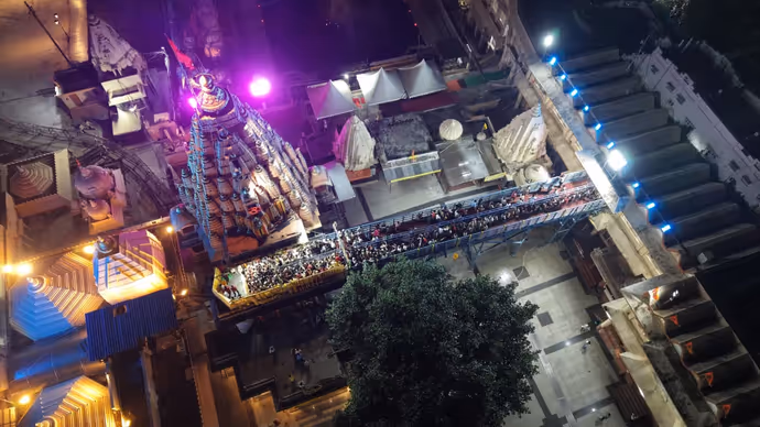 Nagchandreshwar Temple: सिर्फ नागपंचमी पर खुलता है उज्जैन का नागचंद्रेश्वर मंदिर, 10 तस्वीरों में करें दर्शन