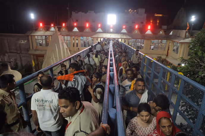 Nagchandreshwar Temple: सिर्फ नागपंचमी पर खुलता है उज्जैन का नागचंद्रेश्वर मंदिर, 10 तस्वीरों में करें दर्शन