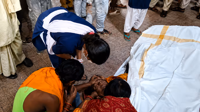 Lakhisarai Stampede Photos: कहीं अपनों की तलाश तो कहीं शवों को उठाते लोग