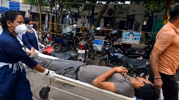 Lakhisarai Stampede Photos: कहीं अपनों की तलाश तो कहीं शवों को उठाते लोग