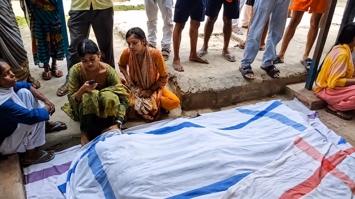 Lakhisarai Stampede Photos: कहीं अपनों की तलाश तो कहीं शवों को उठाते लोग