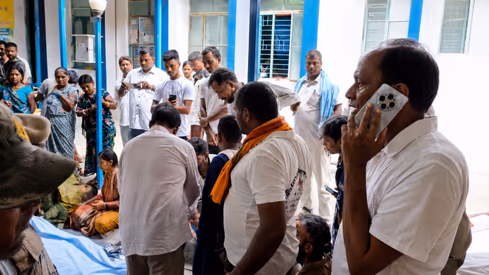 Lakhisarai Stampede Photos: कहीं अपनों की तलाश तो कहीं शवों को उठाते लोग
