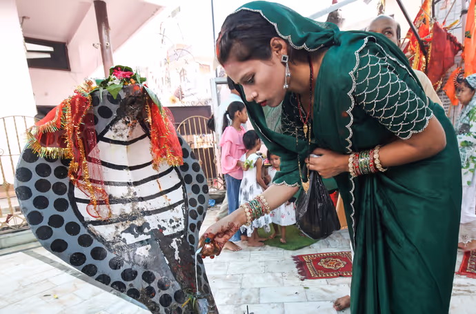 Sawan Somwar: जयपुर में CM भजन लाल ने पत्नी संग किया रुद्राभिषेक, अमृतसर में नाग देवता की पूजा; देखें 10 खास तस्वीरें