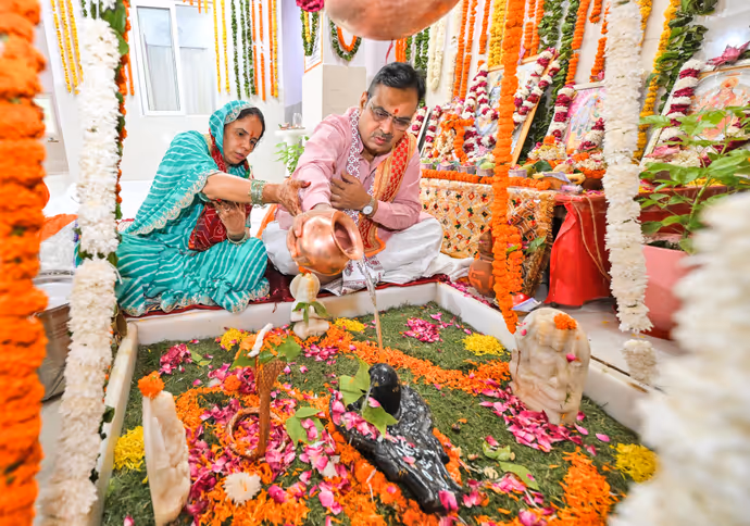 Sawan Somwar: जयपुर में CM भजन लाल ने पत्नी संग किया रुद्राभिषेक, अमृतसर में नाग देवता की पूजा; देखें 10 खास तस्वीरें