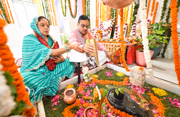 Sawan Somwar: जयपुर में CM भजन लाल ने पत्नी संग किया रुद्राभिषेक, अमृतसर में नाग देवता की पूजा; देखें 10 खास तस्वीरें