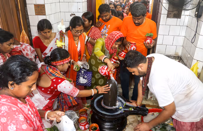 Sawan Somwar: जयपुर में CM भजन लाल ने पत्नी संग किया रुद्राभिषेक, अमृतसर में नाग देवता की पूजा; देखें 10 खास तस्वीरें