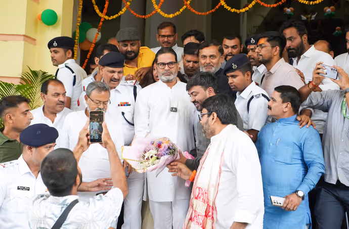 Prashant Kishor: विधायक बनने के बाद पहली बार विधानसभा पहुंचे जनसुराज प्रमुख, 5 तस्वीरों में प्रशांत किशोर का अंदाज