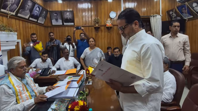 Prashant Kishor: विधायक बनने के बाद पहली बार विधानसभा पहुंचे जनसुराज प्रमुख, 5 तस्वीरों में प्रशांत किशोर का अंदाज