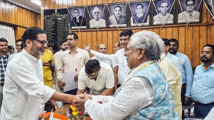 Prashant Kishor: विधायक बनने के बाद पहली बार विधानसभा पहुंचे जनसुराज प्रमुख, 5 तस्वीरों में प्रशांत किशोर का अंदाज