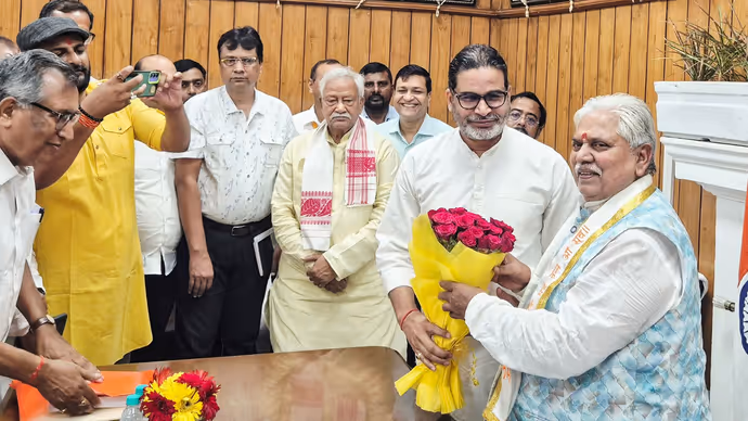 Prashant Kishor: विधायक बनने के बाद पहली बार विधानसभा पहुंचे जनसुराज प्रमुख, 5 तस्वीरों में प्रशांत किशोर का अंदाज