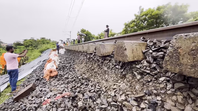जलसैलाब: कहीं रेलवे ट्रैक धंसा तो कहीं पूरी की पूरी सड़क ही बह गई, 8 PHOTO में बाढ़ का कहर