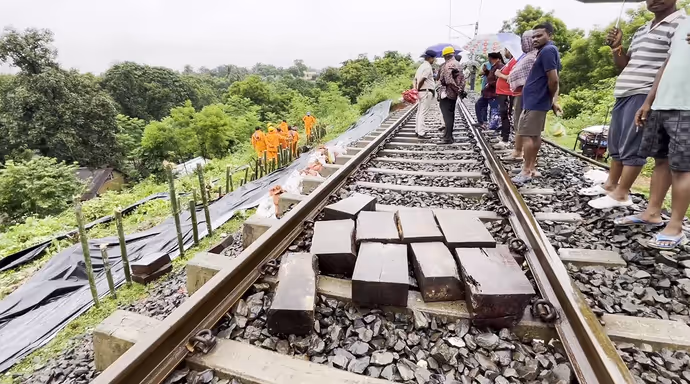 जलसैलाब: कहीं रेलवे ट्रैक धंसा तो कहीं पूरी की पूरी सड़क ही बह गई, 8 PHOTO में बाढ़ का कहर