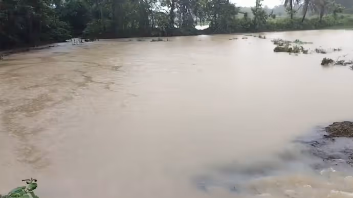जलसैलाब: कहीं रेलवे ट्रैक धंसा तो कहीं पूरी की पूरी सड़क ही बह गई, 8 PHOTO में बाढ़ का कहर