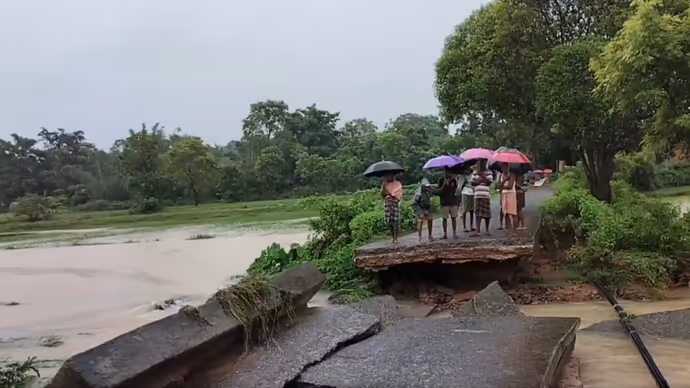 जलसैलाब: कहीं रेलवे ट्रैक धंसा तो कहीं पूरी की पूरी सड़क ही बह गई, 8 PHOTO में बाढ़ का कहर