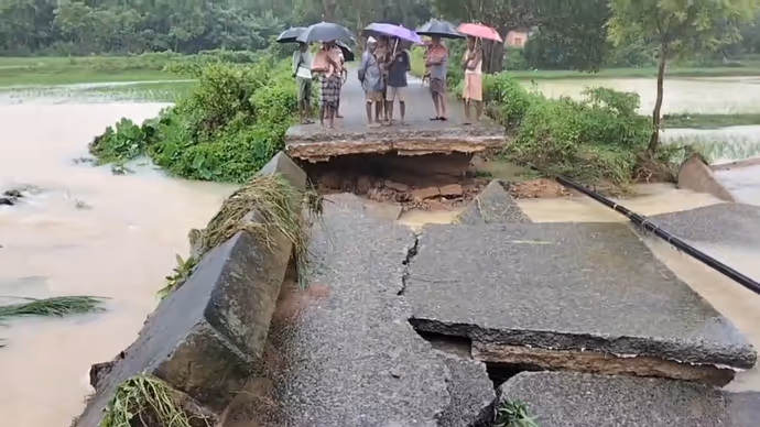 जलसैलाब: कहीं रेलवे ट्रैक धंसा तो कहीं पूरी की पूरी सड़क ही बह गई, 8 PHOTO में बाढ़ का कहर