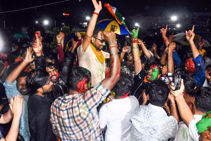 Jharkhand JPSC Protest: देवेंद्र महतो की भूख हड़ताल खत्मः 10 फोटो में देखें छात्रों ने कैसे मनाया जीत का जश्न