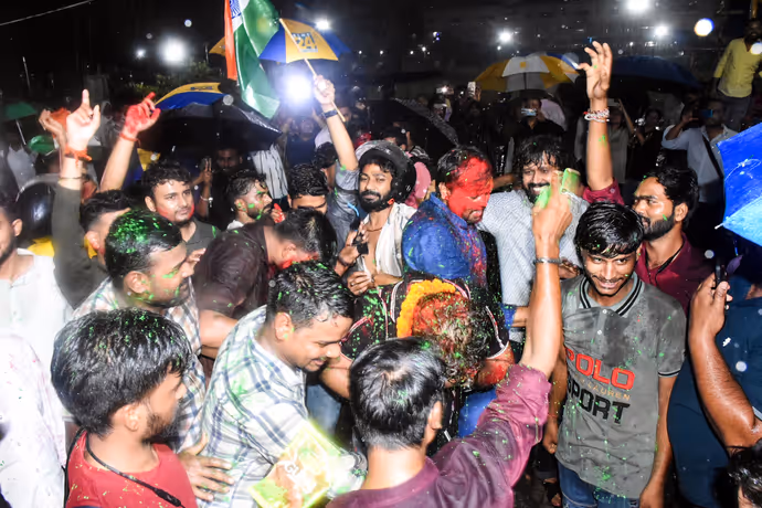 Jharkhand JPSC Protest: देवेंद्र महतो की भूख हड़ताल खत्मः 10 फोटो में देखें छात्रों ने कैसे मनाया जीत का जश्न
