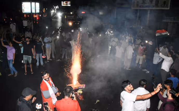 Jharkhand JPSC Protest: देवेंद्र महतो की भूख हड़ताल खत्मः 10 फोटो में देखें छात्रों ने कैसे मनाया जीत का जश्न