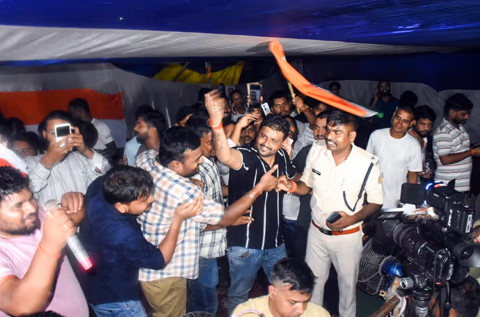 Jharkhand JPSC Protest: देवेंद्र महतो की भूख हड़ताल खत्मः 10 फोटो में देखें छात्रों ने कैसे मनाया जीत का जश्न