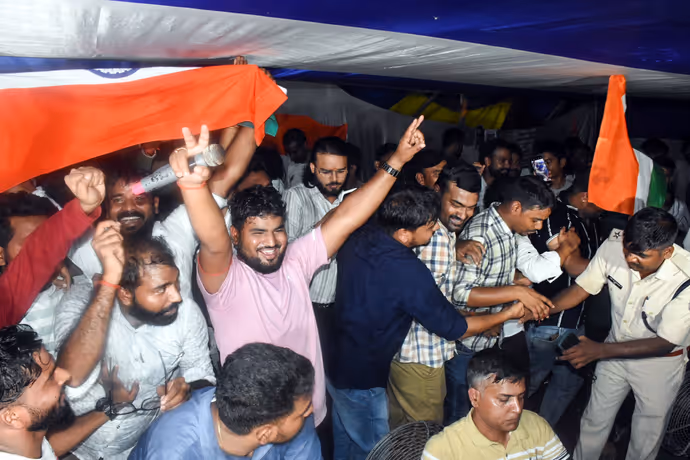 Jharkhand JPSC Protest: देवेंद्र महतो की भूख हड़ताल खत्मः 10 फोटो में देखें छात्रों ने कैसे मनाया जीत का जश्न