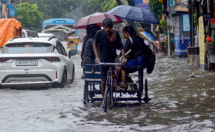 ऋषिकेश में भोलेनाथ का जलाभिषेक कर रहीं मां गंगा, 10 PHOTO में लखनऊ-प्रयागराज से कोलकाता तक पानी ही पानी