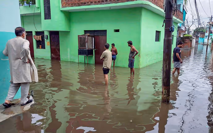 ऋषिकेश में भोलेनाथ का जलाभिषेक कर रहीं मां गंगा, 10 PHOTO में लखनऊ-प्रयागराज से कोलकाता तक पानी ही पानी