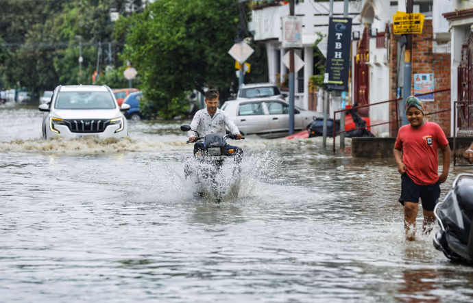 ऋषिकेश में भोलेनाथ का जलाभिषेक कर रहीं मां गंगा, 10 PHOTO में लखनऊ-प्रयागराज से कोलकाता तक पानी ही पानी
