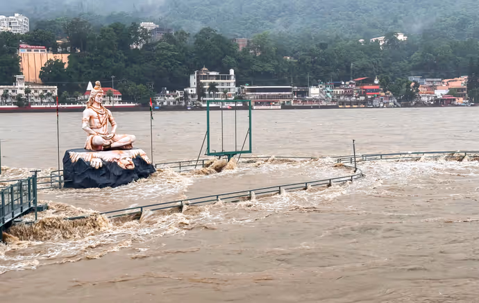 ऋषिकेश में भोलेनाथ का जलाभिषेक कर रहीं मां गंगा, 10 PHOTO में लखनऊ-प्रयागराज से कोलकाता तक पानी ही पानी