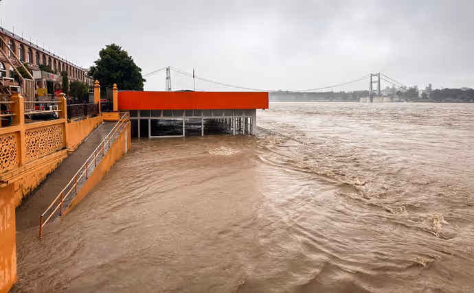 ऋषिकेश में भोलेनाथ का जलाभिषेक कर रहीं मां गंगा, 10 PHOTO में लखनऊ-प्रयागराज से कोलकाता तक पानी ही पानी