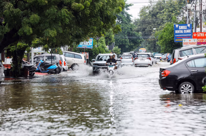 ऋषिकेश में भोलेनाथ का जलाभिषेक कर रहीं मां गंगा, 10 PHOTO में लखनऊ-प्रयागराज से कोलकाता तक पानी ही पानी