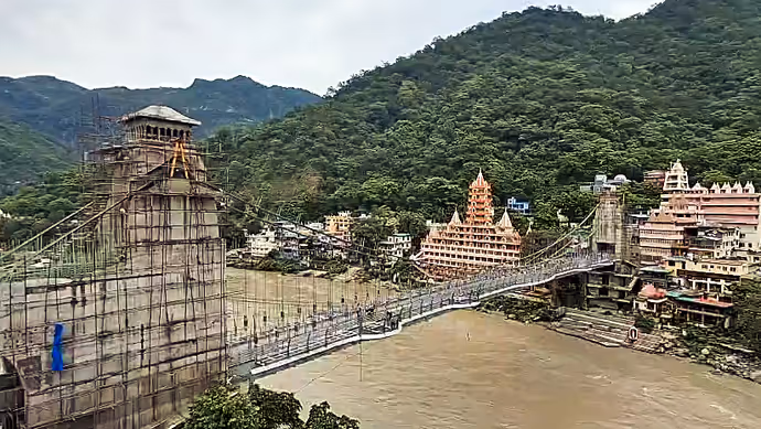 ऋषिकेश में भोलेनाथ का जलाभिषेक कर रहीं मां गंगा, 10 PHOTO में लखनऊ-प्रयागराज से कोलकाता तक पानी ही पानी