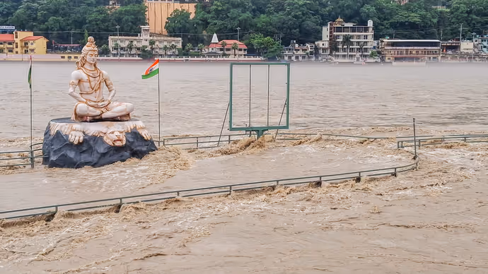 ऋषिकेश में भोलेनाथ का जलाभिषेक कर रहीं मां गंगा, 10 PHOTO में लखनऊ-प्रयागराज से कोलकाता तक पानी ही पानी