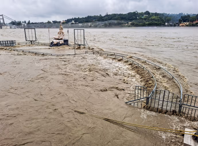 ऋषिकेश में भोलेनाथ का जलाभिषेक कर रहीं मां गंगा, 10 PHOTO में लखनऊ-प्रयागराज से कोलकाता तक पानी ही पानी