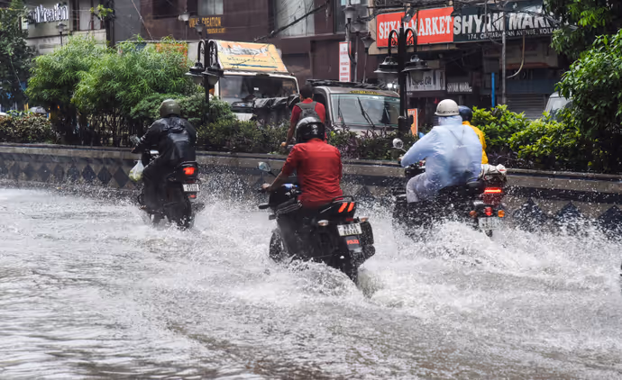 ऋषिकेश में भोलेनाथ का जलाभिषेक कर रहीं मां गंगा, 10 PHOTO में लखनऊ-प्रयागराज से कोलकाता तक पानी ही पानी