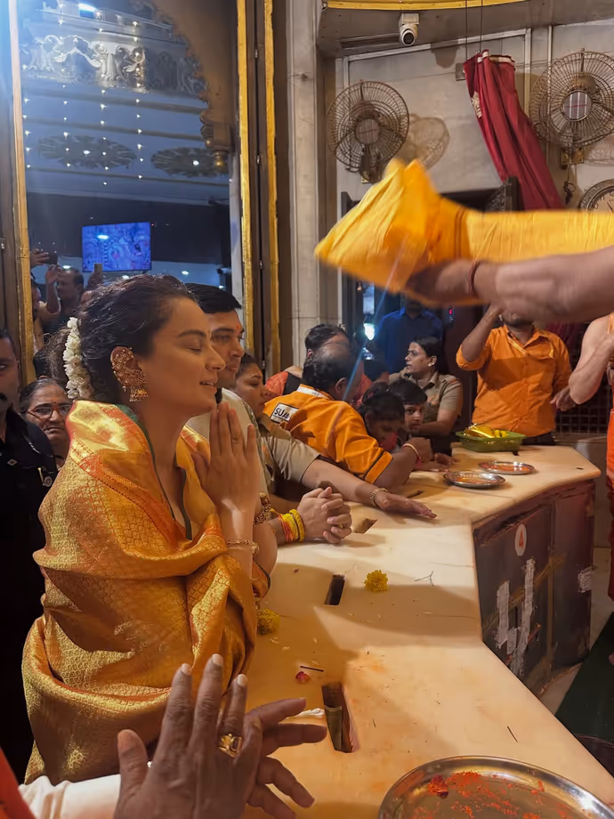 कंगना रनौत पहुंचीं सिद्धिविनायक और मुंबा देवी मंदिर, कांजीवरम साड़ी में ऐसे की पूजा-अर्चना