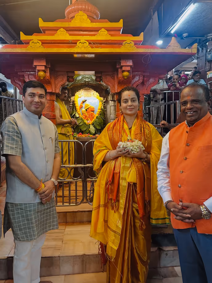 कंगना रनौत पहुंचीं सिद्धिविनायक और मुंबा देवी मंदिर, कांजीवरम साड़ी में ऐसे की पूजा-अर्चना