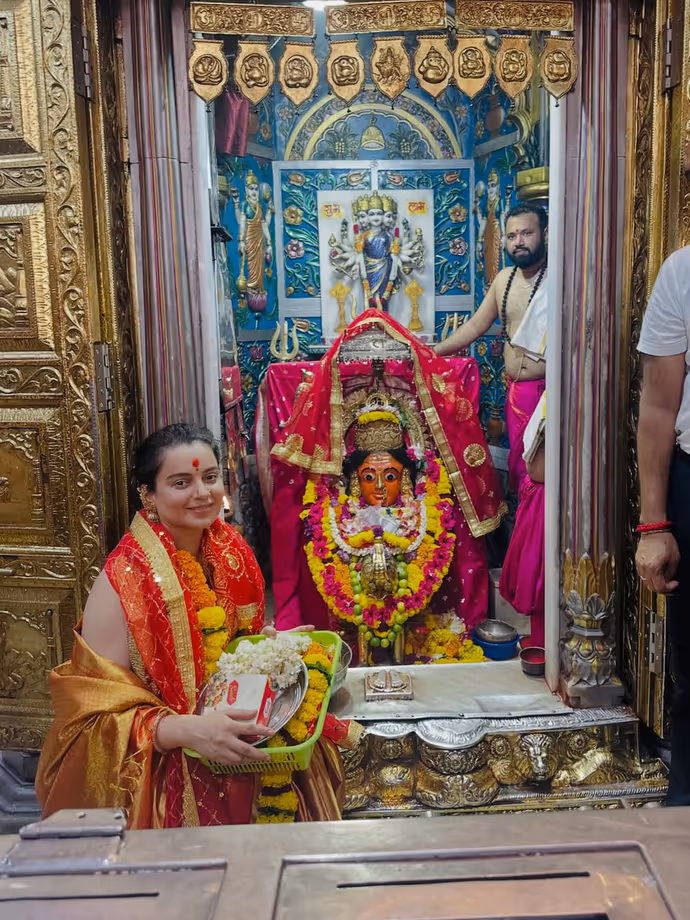 कंगना रनौत पहुंचीं सिद्धिविनायक और मुंबा देवी मंदिर, कांजीवरम साड़ी में ऐसे की पूजा-अर्चना
