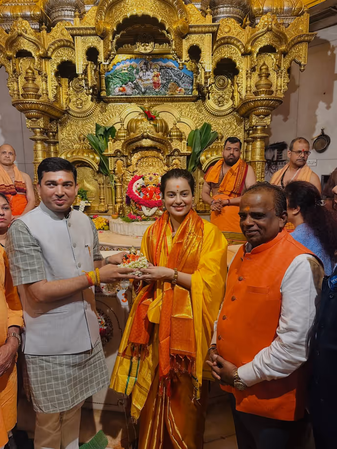 कंगना रनौत पहुंचीं सिद्धिविनायक और मुंबा देवी मंदिर, कांजीवरम साड़ी में ऐसे की पूजा-अर्चना