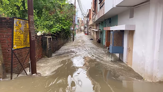 प्रयागराज में बारिश ने ढाया कहर, 10 तस्वीरों में थाने से लेकर गली-मुहल्ले तक सबकुछ पानी में डूबा