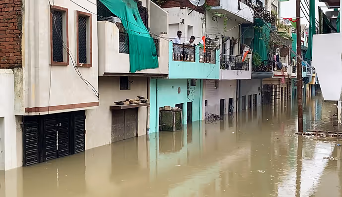 प्रयागराज में बारिश ने ढाया कहर, 10 तस्वीरों में थाने से लेकर गली-मुहल्ले तक सबकुछ पानी में डूबा