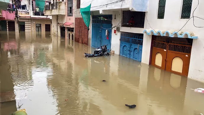 प्रयागराज में बारिश ने ढाया कहर, 10 तस्वीरों में थाने से लेकर गली-मुहल्ले तक सबकुछ पानी में डूबा