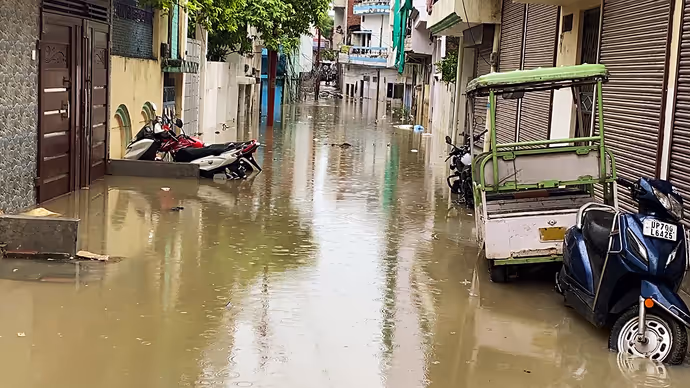 प्रयागराज में बारिश ने ढाया कहर, 10 तस्वीरों में थाने से लेकर गली-मुहल्ले तक सबकुछ पानी में डूबा