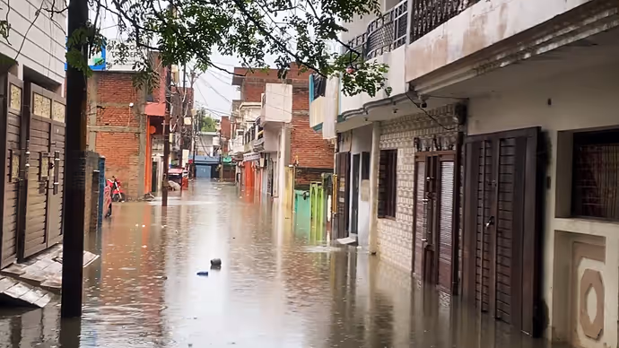 प्रयागराज में बारिश ने ढाया कहर, 10 तस्वीरों में थाने से लेकर गली-मुहल्ले तक सबकुछ पानी में डूबा