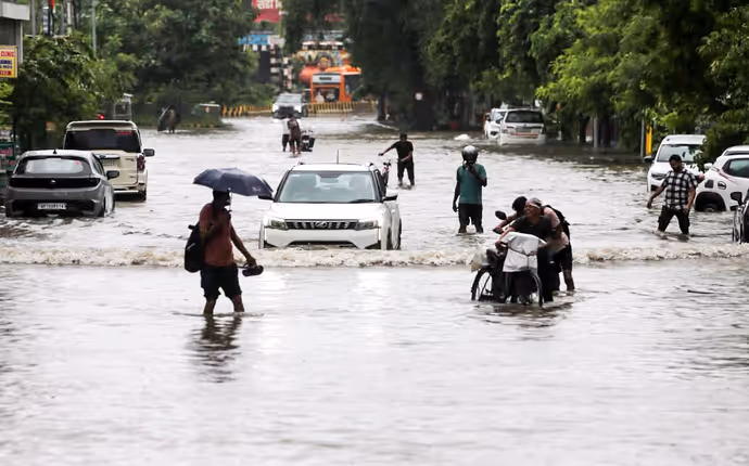प्रयागराज में बारिश ने ढाया कहर, 10 तस्वीरों में थाने से लेकर गली-मुहल्ले तक सबकुछ पानी में डूबा