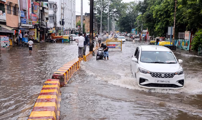 प्रयागराज में बारिश ने ढाया कहर, 10 तस्वीरों में थाने से लेकर गली-मुहल्ले तक सबकुछ पानी में डूबा