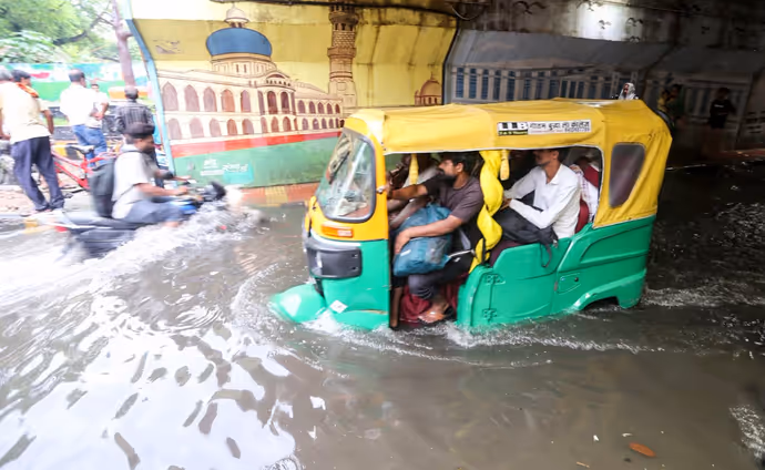 प्रयागराज में बारिश ने ढाया कहर, 10 तस्वीरों में थाने से लेकर गली-मुहल्ले तक सबकुछ पानी में डूबा