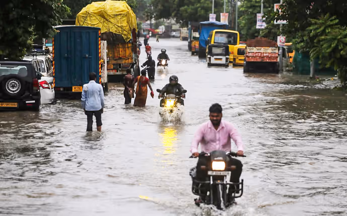 प्रयागराज में बारिश ने ढाया कहर, 10 तस्वीरों में थाने से लेकर गली-मुहल्ले तक सबकुछ पानी में डूबा