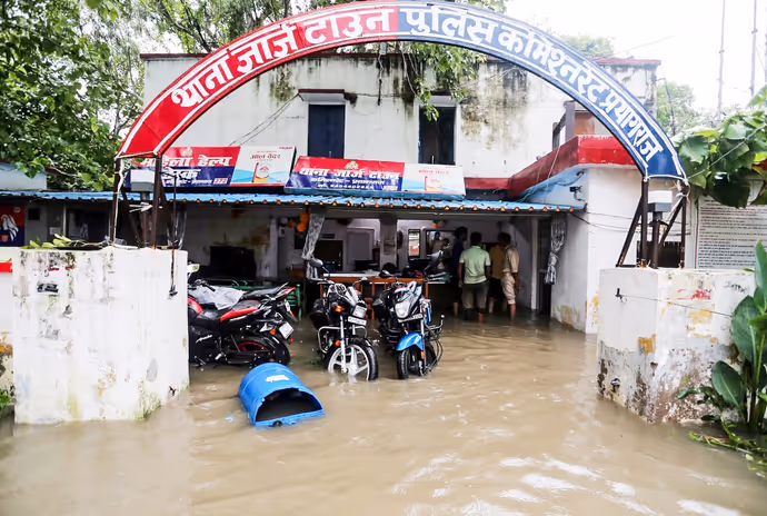 प्रयागराज में बारिश ने ढाया कहर, 10 तस्वीरों में थाने से लेकर गली-मुहल्ले तक सबकुछ पानी में डूबा