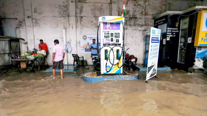 गम में संगम नगरी के लोग! ₹10 करोड़ की नाला सफाई फिर भी घरों में 5 फीट पानी? 11 PHOTO में देखें हाल